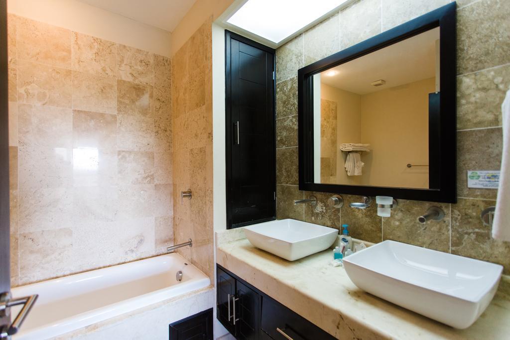 Oceanfront El Faro Surf 302 Apartment Плая дел Кармен Екстериор снимка